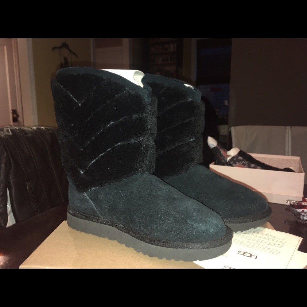 UGGS - Picture 4 of 6